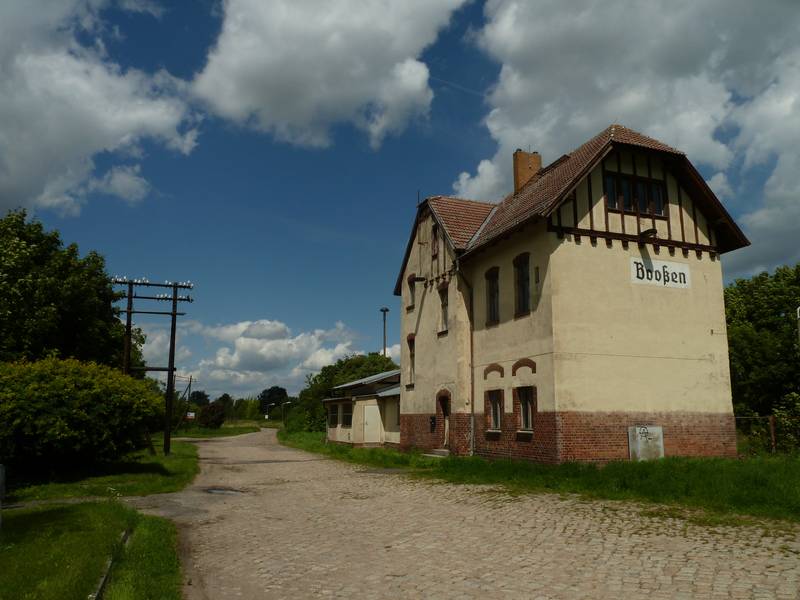Booßen train station, former station building, view from street.