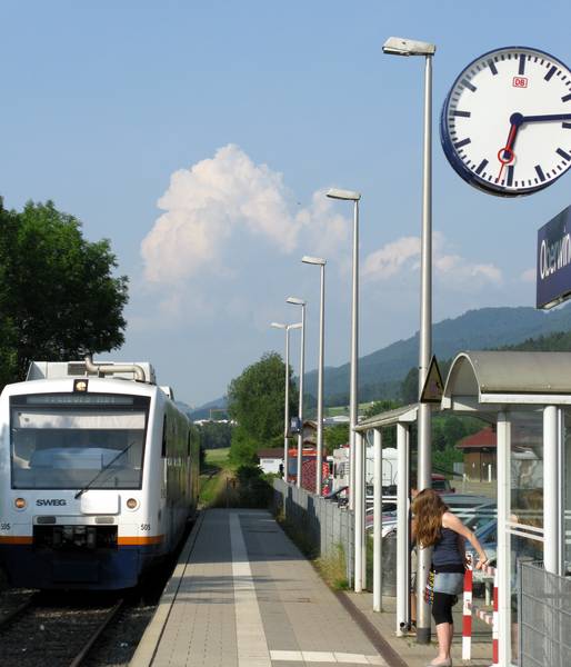 Einfahrt der Elztalbahn aus Elzach in den Bahnhof Oberwinden