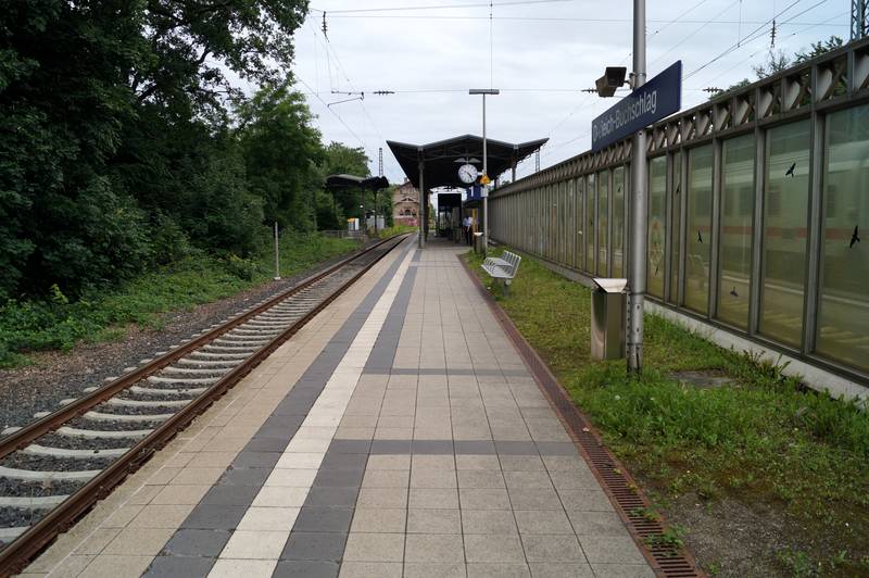 Der Bahnsteig für die Züge der Dreieichbahn des Bahnhofs Dreieich-Buchschlag