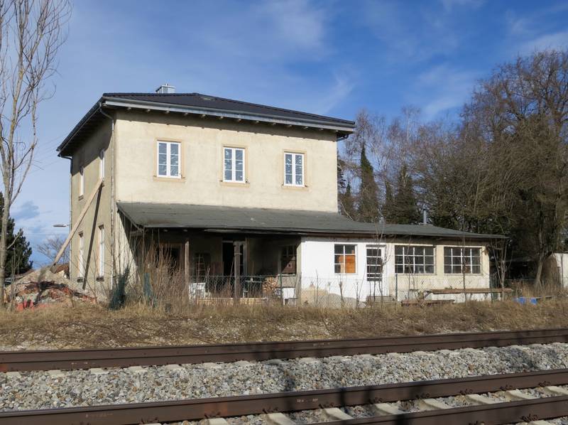 Ehemaliges Empfangsgebäude des Bahnhofs Schwabhausen (b Landsberg/Lech) von der Gleisseite