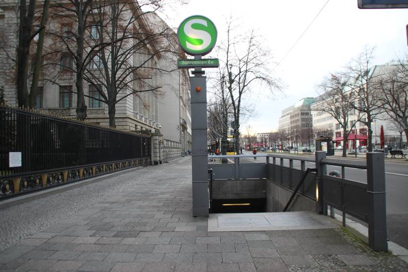 Brandenburger Tor - Bahnhofseingang (2).jpg