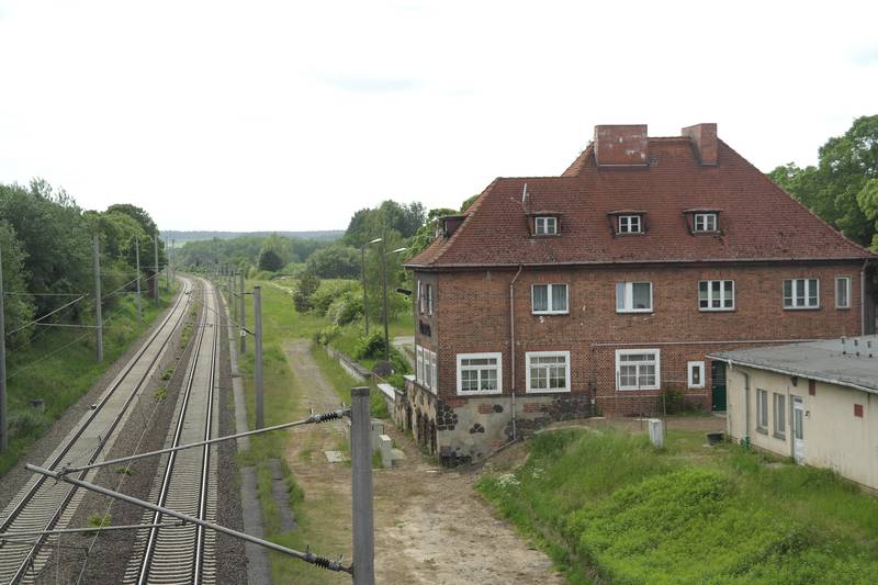 Bahnhof Warnow (Meckl), denkmalgeschütztes Empfangsgebäude und Gleise