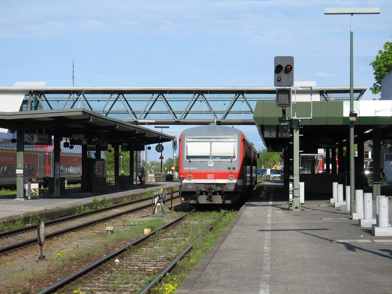 VT / BR 628 am Gleis 1 des Bahnhofes Mühldorf (Oberbay), im Hintergrund die Fußgängerbrücke