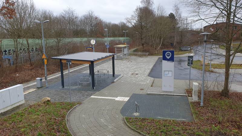 Von der Straßenseite aufgenommener Bahnhof Kiel-Russee.