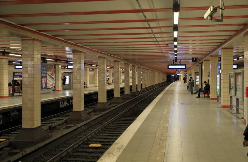 L01 423 Bf Bln Nordbahnhof (unten), Bahnsteighalle.jpg