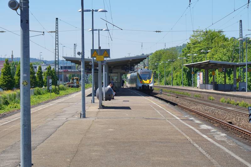 Der Bahnhof Oberesslingen wird von der S-Bahn Stuttgart bedient.