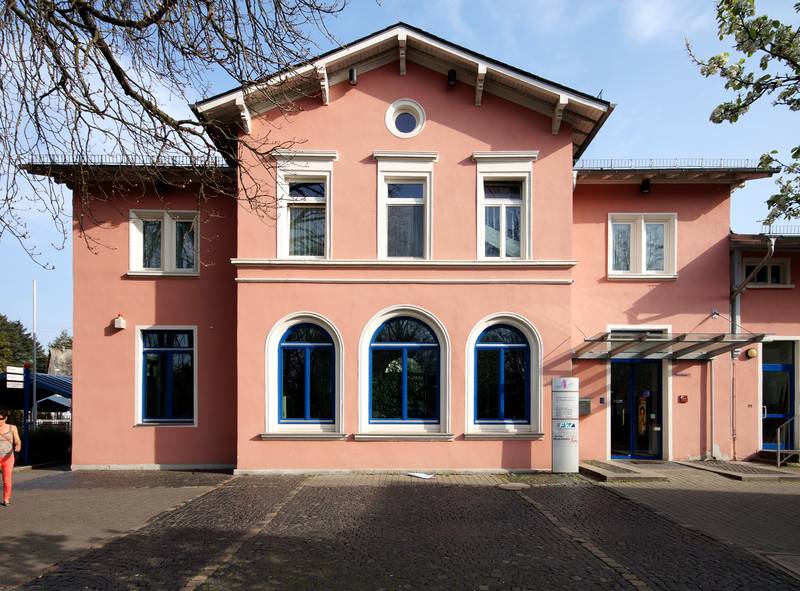 Das Bahnhofsgebäude des Bahnhofs Hattersheim (Main) der Stadt Hattersheim am Main