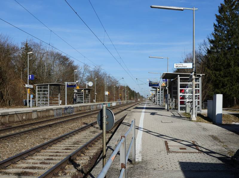 Seitenbahnsteige des Haltepunkts Schöngeising, Ansicht von Westen.
