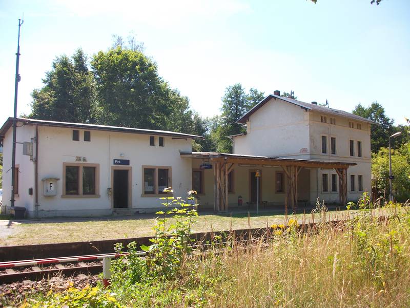 Haltepunkt Pirk, Empfangsgebäude und Stellwerk (2018)