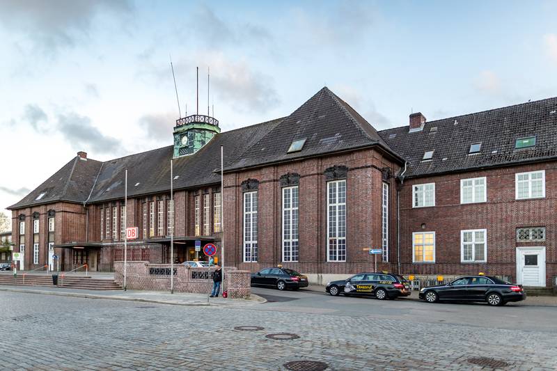 Das Empfangsgebäude vom Bahnhof Flensburg. April 2016