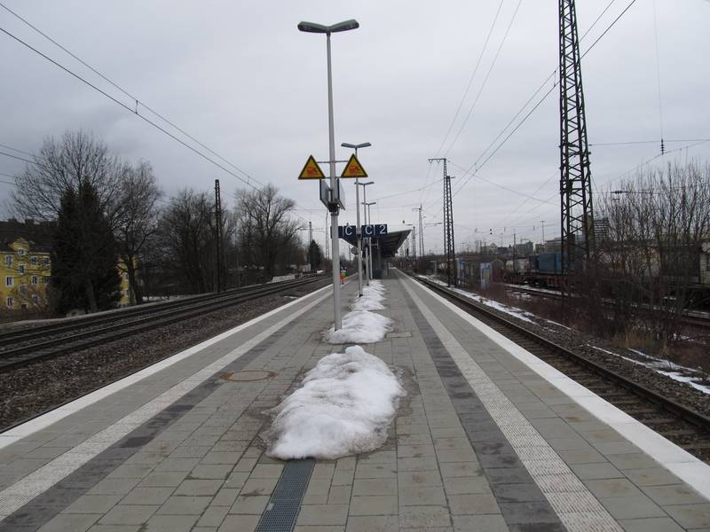 Bahnsteig des Bahnhofes Berg am Laim