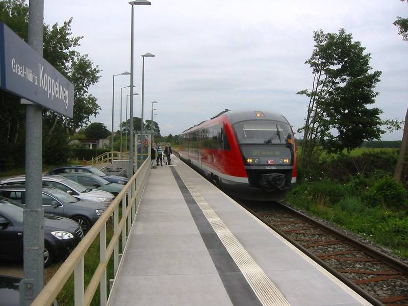 Triebwagen der Baureihe 642 im Haltepunkt Graal-Müritz Koppelweg.