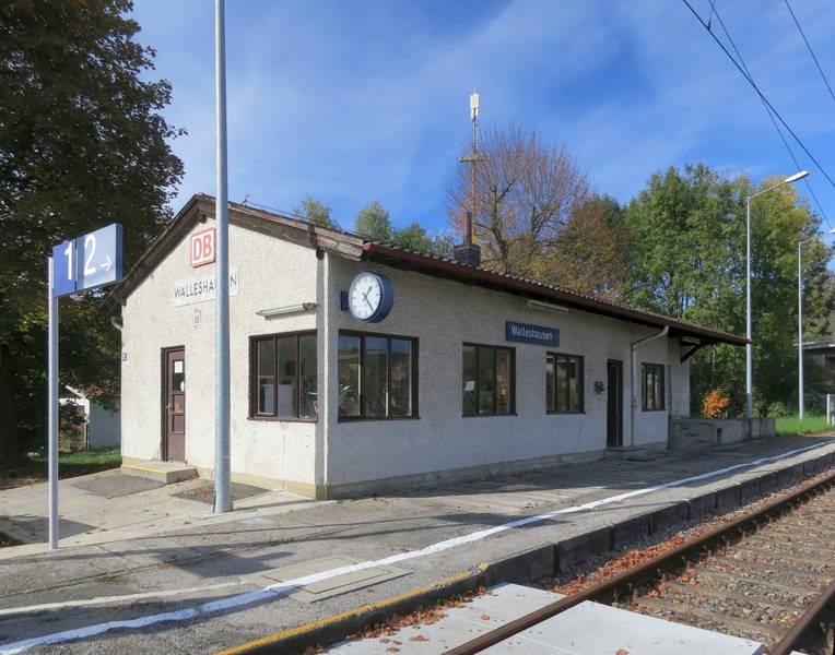 Empfangsgebäude des Bahnhofs Walleshausen an der Ammerseebahn von der Gleisseite