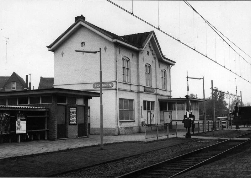 Gezicht op de perronzijde van het N.S.-station Schinnen te Schinnen kort voor de afbraak.