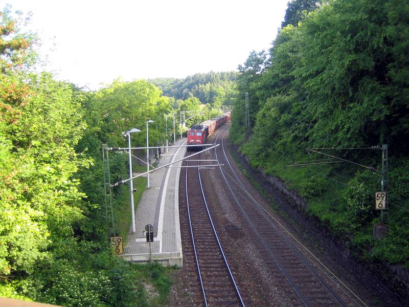 Güterzug bei der Durchfahrt durch den Haltepunkt Ruit