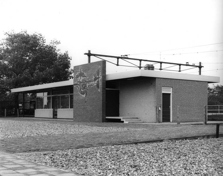 Gezicht op het N.S.-station Geleen Oost te Geleen.