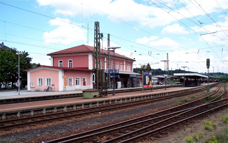 Bahnsteige und Südseite des Bahnhofgebäudes