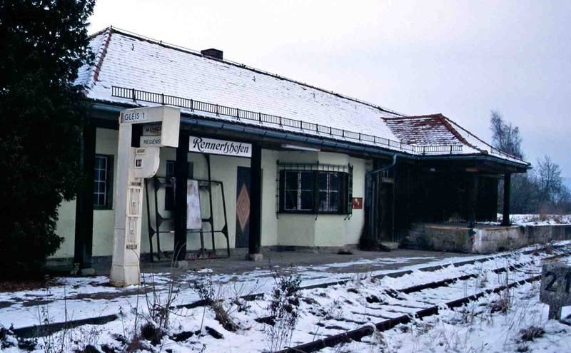 Station building of Rennertshofen railway station.