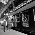 854141, Afbeelding van de Hotelplan Expres langs het perron van het N.S.-station Den Haag H.S. te Den Haag., Nederlandse Spoorwegen, fotograaf