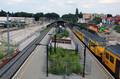 816721, Gezicht op het N.S.-station Bilthoven te Bilthoven (gemeente De Bilt), vanaf de nieuwe voetgangersbrug, met de aankomende stoptrein richting Baarn. Links en rechts van het station de werkzaamheden ten behoeve van de bouw van de verkeerstunnel onder het spoor., Het Utrechts Archief, fotograaf