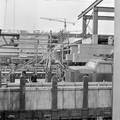 126720, Gezicht op de in aanbouw zijnde Traverse over het Centraal Station te Utrecht. Op de achtergrond het Beatrixgebouw van de Jaarbeurs (Croeselaan)., Hofland, L.H., fotograaf
