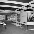 858594, Afbeelding van de tentoonstelling ter gelegenheid van de opening van het nieuwe N.S.-station Beverwijk., Hessels, L. (Nederlandse Spoorwegen), fotograaf