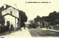 11 - JOUE les TOURS (Indre et Loire) - La Gare (Est), arrivée d'un train.