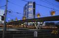 903007, Gezicht op de Moreelsebrug over het Centraal Station te Utrecht, tijdens de schemering, met verlichte bomen en op de achtergrond het hoofdkantoor van de Nederlandse Spoorwegen (HGB IV, Laan van Puntenburg)., Het Utrechts Archief, fotograaf