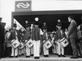 165558, Afbeelding van de drumband "Jeugdkorps Stichting Willem Eggert" op het perron van het N.S.-station Purmerend Overwhere te Purmerend, op de dag van de opening., Nederlandse Spoorwegen, fotograaf