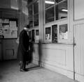 166128, Interieur van het N.S.-station Weesp te Weesp: loketten in de stationshal., Nederlandse Spoorwegen, fotograaf