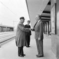808332, Afbeelding van president-directeur dr. ir. F.Q. den Hollander van de N.S. (rechts) die de hand schudt met de 80-jarige ex-haltechef W.C. Dijkgraaf op het perron van het nieuwe N.S.-station Heemstede-Aerdenhout te Heemstede. Op de achtergrond staat stationschef J.P. Avegaart., Hessels, L. (Nederlandse Spoorwegen), fotograaf