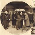 99649, Afbeelding van de aankomst van koningin Wilhelmina op het N.S. Station Utrecht C.S. (Centraal Station, Stationsplein) te Utrecht waar mej. C. 's Jacob (praeses U.V.S.V.) haar een boeket rozen aanbiedt; links burgemeester mr.dr. G.A.W. ter Pelkwijk en op de achtergrond o.a. commissaris van de Koningin in de Provincie Utrecht jhr.mr. L.H.N. Bosch ridder van Rosenthal en stationschef 1e klasse A met een ster J.S. Admiraal.