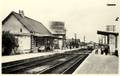 CONLIE (Sarthe) - La Gare et l'arrivée de l'autorail.
