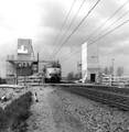 166224, Gezicht op het in aanbouw zijnde nieuwe N.S.-station Zoetermeer te Zoetermeer, met een electrisch treinstel mat. 1964 (plan V) van de N.S., Nederlandse Spoorwegen, fotograaf