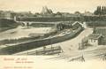 162871, Gezicht op de voetbrug tussen de Keizerstraat en het S.S.-station Deventer te Deventer, met op de voorgrond de spoorwegovergang ter hoogte van de latere Brinkgreverweg en rechts de wachtpost 33., Bosse, M., fotograaf