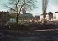 827268, Gezicht op het geheel kaalgeslagen terrein tussen de Westerstraat en de Stationsstraat te Utrecht, uit het noordoosten, met op de achtergrond het Centraal Station aan het Stationsplein en rechts enkele huizen aan de Stationsstraat., Uilenbroek, W.H.M., fotograaf/filmer