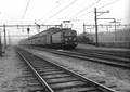 160570, Afbeelding van de electrische locomotief nr. 1127 (serie 1100) van de N.S. met rijtuigen plan E langs het perron van het N.S.-station Amersfoort te Amersfoort., Nederlandse Spoorwegen, fotograaf