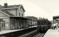 Une rame "Standard" stationne en gare de MARLY la VILLE.