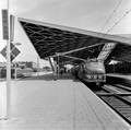 856398, Gezicht op het tweede perron van het nieuwe N.S.-station Tilburg te Tilburg, met een electrisch treinstel mat. 1954 (Hondekop) van de N.S., Nederlandse Spoorwegen, fotograaf
