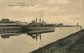 162044, Afbeelding van de veerpont (spoorpont) voor het overzetten van goederenwagens tussen Enkhuizen en Stavoren in de haven te Enkhuizen. Links het H.S.M.-station Enkhuizen..