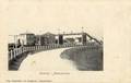 13824, Gezicht op de Oostkanaaldijk te Nieuwersluis (gemeente Loenen aan de Vecht) uit het zuidoosten; met op de achtergrond het station en de voetgangersbrug over het Merwedekanaal.