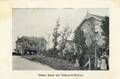 14527, Gezicht op de voorgevel van het N.C.S.-station Soest (Stationsweg 18) te Soest; met rechts op de voorgrond de voorgevel van het stationskoffiehuis.