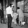 168833, Afbeelding van het inschenken van koffie voor een groep bejaarden tijdens de treinreis "Ouden van Dagen" op het perron van het N.S.-station Naarden-Bussum te Bussum., Nederlandse Spoorwegen, fotograaf