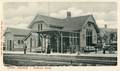 14328, Gezicht op de perronzijde van het N.C.S.-station Soestdijk (Spoorstraat 1) te Soestdijk (gemeente Soest). met links de goederenbergplaats., Boer, Adr., fotograaf