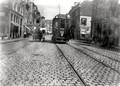 72597, Gezicht in de Voorstraat te Utrecht met de electrische tram nr. 32 op lijn 4 (Centraal Station - Oudwijk); rechts de ingang van de Kleine Slachtstraat., Moesman, Joh. A., fotograaf/graficus/tekenaar