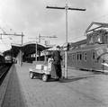 857764, Afbeelding van een stationsassistent met een elektrokar met expresgoed op het eerste perron van het N.S.-station Utrecht C.S. te Utrecht., Nederlandse Spoorwegen, fotograaf