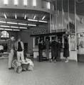 166744, Interieur van het N.S.-station Utrecht C.S. te Utrecht: hal, met Grenswisselkantoor., Nederlandse Spoorwegen, fotograaf
