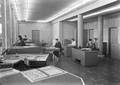 165674, Interieur van het N.S.-station Hengelo te Hengelo: plaatskaartenkantoor., Schaik, W.P.F.M. van (Nederlandse Spoorwegen), fotograaf