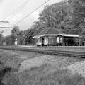 153028, Gezicht op het perron met fietsenstalling en abri van het N.S.-station Barneveld-Voorthuizen te Barneveld.