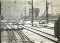 502530, Gezicht op het emplacement aan de noordzijde van het N.S.-station Utrecht C.S. te Utrecht, tijdens winterse omstandigheden, met rechts het seinhuis Post A., Hoekstra, J., fotograaf